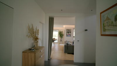 Moderner Wohnbereich mit Esstisch und offener Küche im Neubau