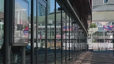 Blick durch Glasfassade auf die Festhalle der Messe Frankfurt, festhalle messe frankfurt, messegelaende frankfurt am main