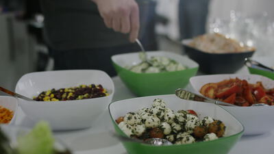Frische Salate und Speisen an einem bunten Catering Buffet