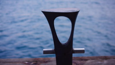 Schwarzer Poller am ruhigen blauen Meer im Hafen