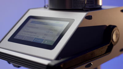 Messgerät mit Touchscreen zeigt Menü zur Volumenstrommessung