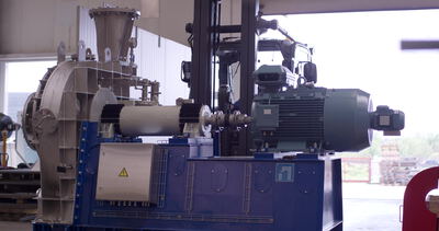 Große Industriemaschine mit Elektromotor auf einem Prüfstand in der Halle