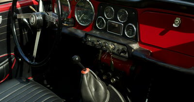 Armaturenbrett eines roten Oldtimer Sportwagens mit Instrumenten