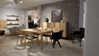 Modernes Esszimmer mit Holztisch und Designerstühlen