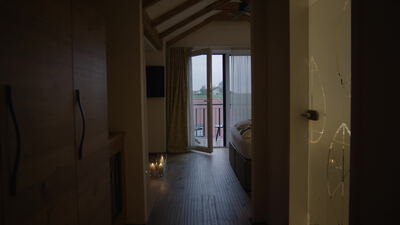 Gemütliches Schlafzimmer unter dem Dach mit Kerzen am Balkon