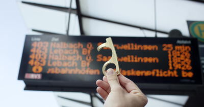 Kontaktloser Türöffner aus Messing an einer Haltestelle