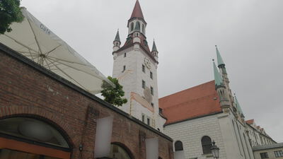 Rathausturm mit Sonnenuhr und Kirchtürme über der Altstadt: Turm mit Sonnenuhr, Alter Rathausturm München