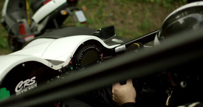 Rennfahrer hält das Lenkrad im Cockpit eines Sportwagens
