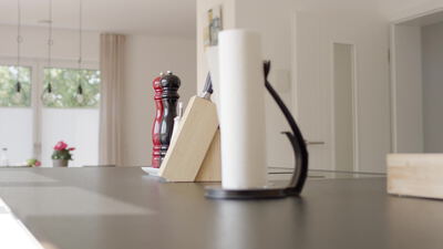 Küchenutensilien auf einer Arbeitsplatte in einer hellen Küche