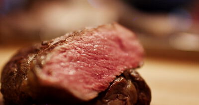 Makroaufnahme eines aufgeschnittenen medium Steaks mit rosa Kern
