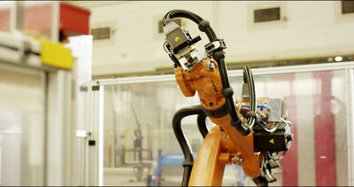 Industrieroboter schweißt an der Fertigungslinie im Automobilwerk