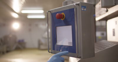Bedienpanel mit Notausschalter steuert die Anlage im Lebensmittelbetrieb