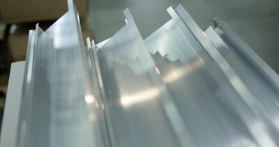 Nahaufnahme glänzender Aluminiumprofile mit gebürsteter Oberfläche
