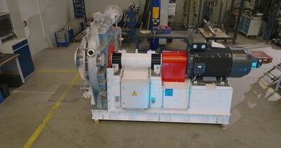 Industrieventilator mit Elektromotor auf dem Grundrahmen