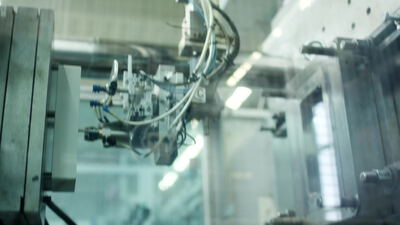 Nahaufnahme einer Industriemaschine mit Pneumatik und Sensorik