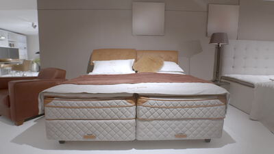 Luxuriöses Boxspringbett im modernen Schlafzimmer Ausstellungsraum