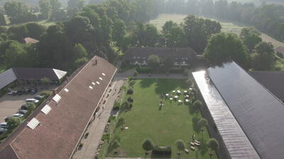 Innenhof zwischen Gebäudeflügeln eines Gutshofs von oben