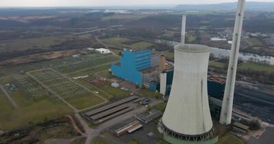 Kraftwerk mit Kühlturm und Schornstein an einem Fluss von oben