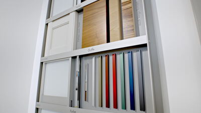 Materialmuster mit Farben und Griffen im Küchenstudio