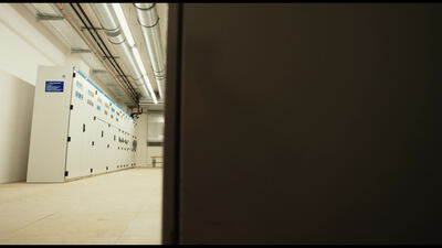 Reihe elektrischer Schaltschränke in einem Verteilerraum