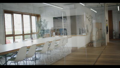 Moderner Konferenzraum hinter einer Glaswand mit Pflanzen