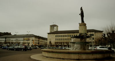Marktplatz mit Brunnen und Denkmal in der Innenstadt