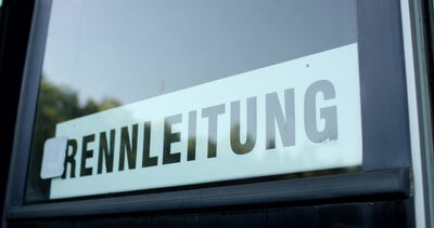 Schild Rennleitung hängt an der Scheibe eines Fahrzeugs