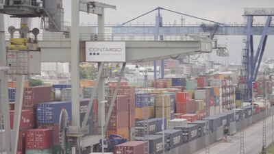 Gestapelte Container und Portalkräne am Frachtterminal Gestapelte Container und Portalkräne am Frachtterminal, Containerterminal, Portalkran und Containerstapel als 4K Stockvideo