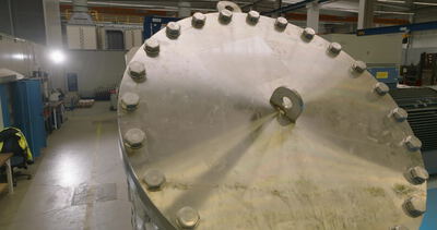 Verschraubter Edelstahlflansch einer großen Industriemaschine aus der Nähe