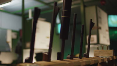 Flinten stehen im hölzernen Gewehrständer im Schützenverein, Waffenständer, Flinten im Ständer und Gewehre als 4K Stockvideo