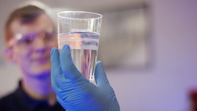 Techniker prüft klares Wasser im Glas im Labor Techniker prüft klares Wasser im Glas im Labor, Wasserqualität, Wasserglas und Wasser prüfen als 4K Stockvideo