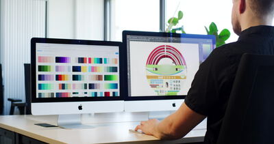Grafikdesigner bearbeitet Verpackungsdesign am Computer im Büro