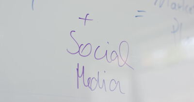 Handschrift Social Media auf Whiteboard im Marketing
