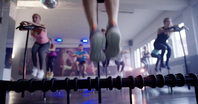 Füße springen im Takt auf einem Trampolin beim Fitnesstraining