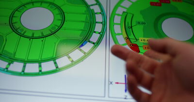 Messsoftware zeigt 3D Abweichung eines Gummibauteils am Bildschirm