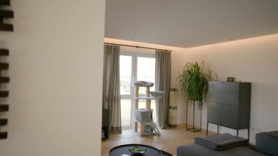 Modernes Wohnzimmer mit Panoramafenstern und Fernseher