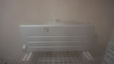 Elektronikgehäuse steht auf Gitterrost in der Klimaprüfkammer bei aufziehendem Nebel