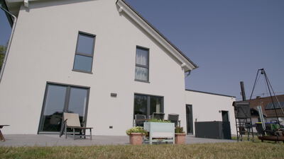 Modernes Haus mit Terrasse und großem Gartengrill