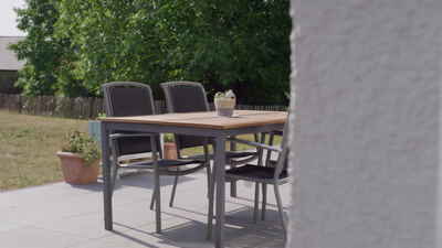 Gartenterrasse mit Tisch und Stühlen im Sommergarten