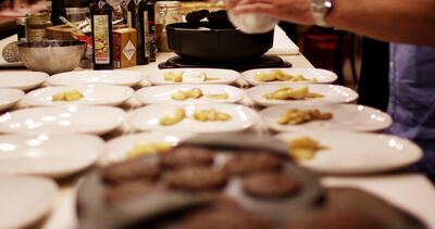 Catering Buffet mit angerichteten Tellern und frischen Schokoladenkeksen