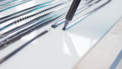 Geformte Metalldraht Bauteile auf einer reflektierenden Werkbank