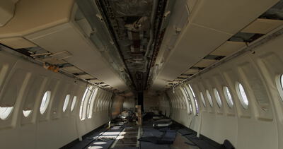 Ausgeräumte Flugzeugkabine mit Fensterreihen während der Demontage
