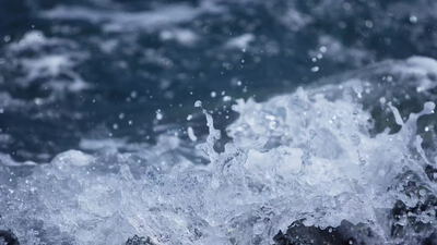 Wasser spritzt in weiße Gischt in extremer Nahaufnahme