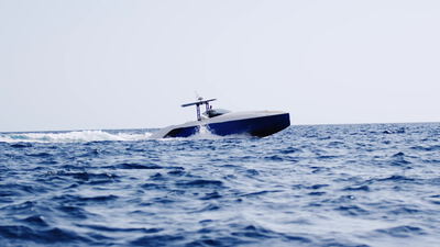 Motoryacht fährt weit draußen über das offene Meer am Horizont
