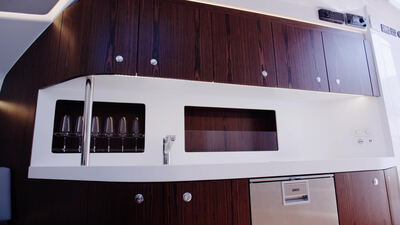 Trinkgläser im Regal der modernen Yachtpantry