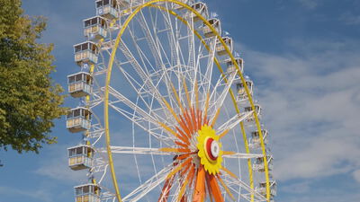 Riesenrad mit bunten Gondeln vor strahlend blauem Himmel: Riesenrad, Riesenrad vor blauem Himmel