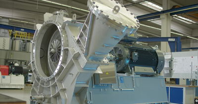 Kompletter Radialventilator mit Elektromotor in der Fertigungshalle