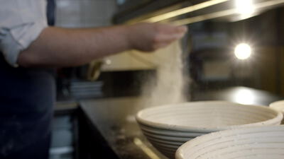 Bemehlte Gärkörbchen aus Rattan in der Backstube Bemehlte Gärkörbchen aus Rattan in der Backstube, bemehltes Gärkörbchen, Backstube Nahaufnahme und Bäckerei Video lizenzfrei