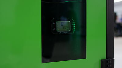 Digitale Temperaturanzeige an grüner Kühlschranktür Digitale Temperaturanzeige an grüner Kühlschranktür, Temperaturanzeige Kühlschrank, Kühlschranktür Display und grüner