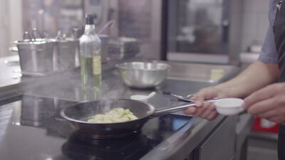 Koch sautiert Gemüse in der Pfanne mit aufsteigendem Dampf Koch sautiert Gemüse in der Pfanne mit aufsteigendem Dampf, Gemüse sautieren, Kochen in der Pfanne und Bratpfanne als 4K